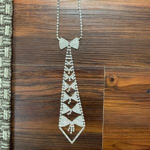 Tie necklace
